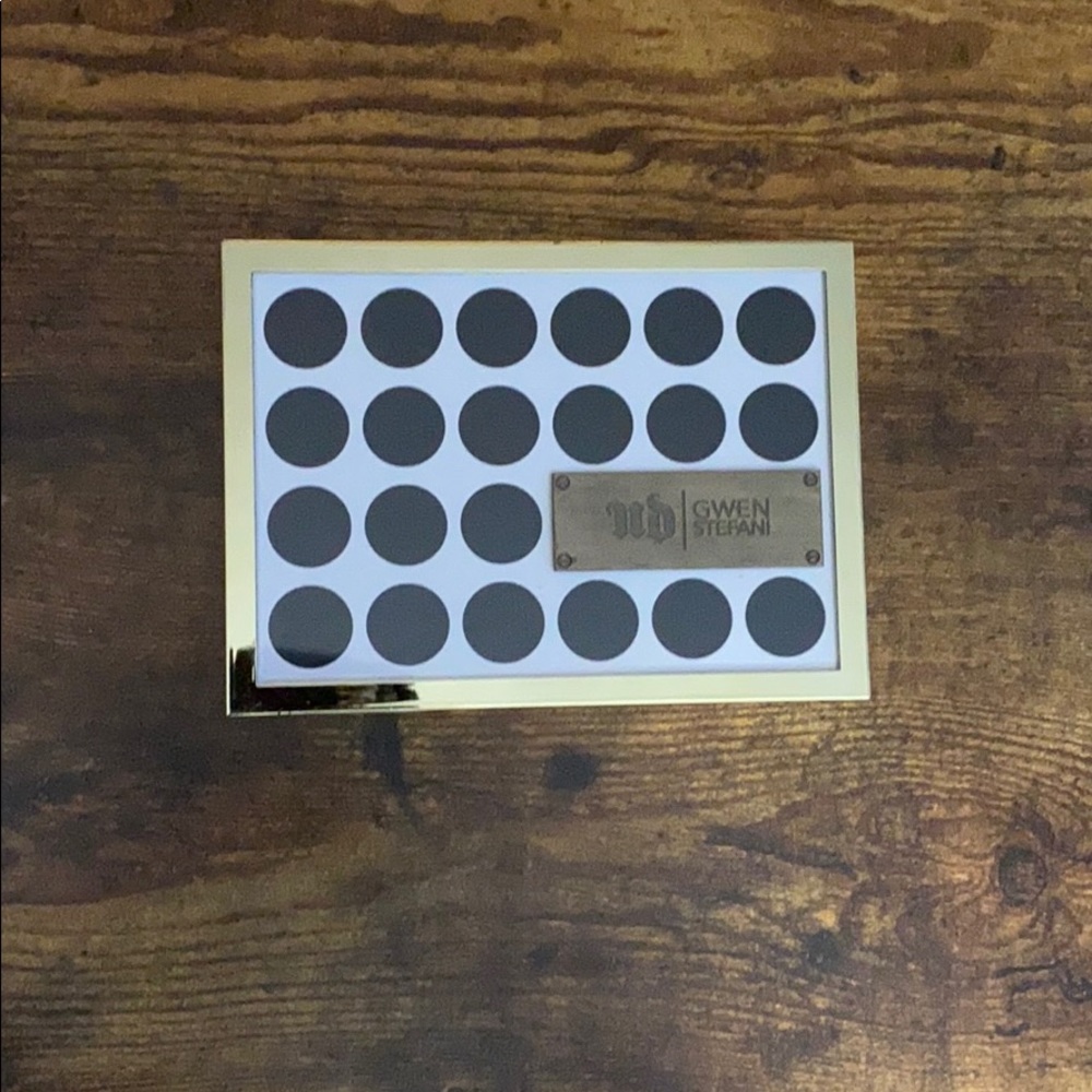 Eye shadow pallet